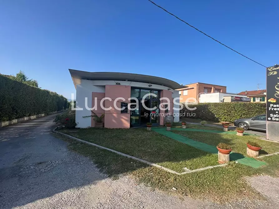 Immagine 17 di Locale commerciale in affitto  a Capannori