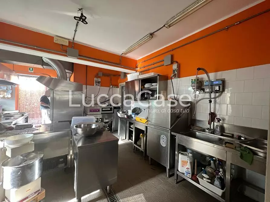 Immagine 15 di Locale commerciale in affitto  a Capannori