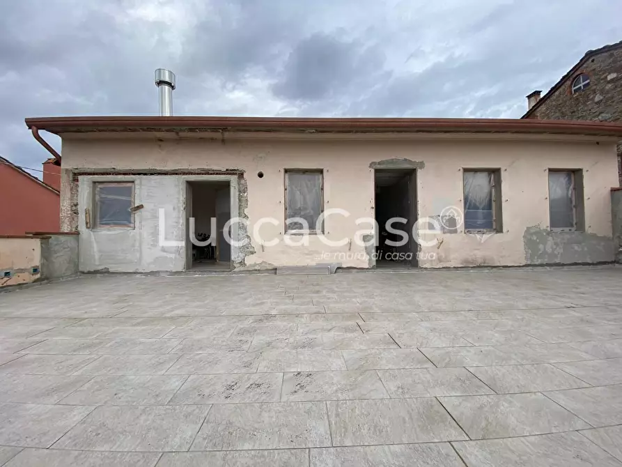 Immagine 21 di Palazzo in vendita  a Capannori