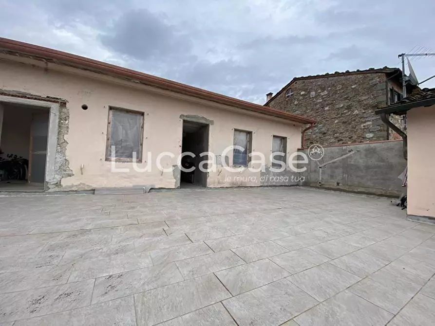 Immagine 6 di Palazzo in vendita  a Capannori