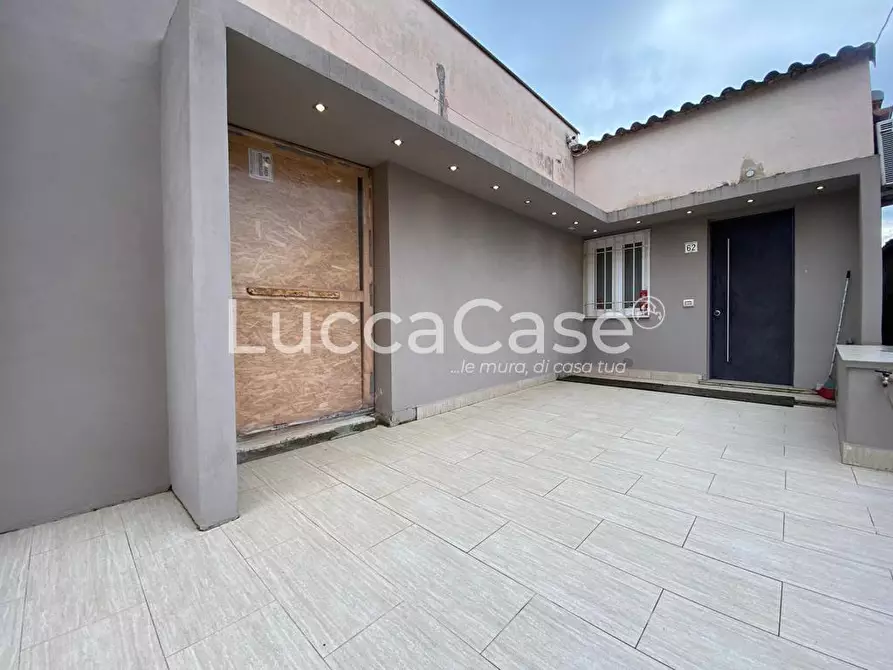 Immagine 14 di Palazzo in vendita  a Capannori