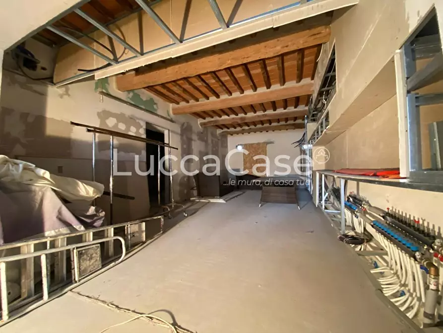 Immagine 25 di Palazzo in vendita  a Capannori