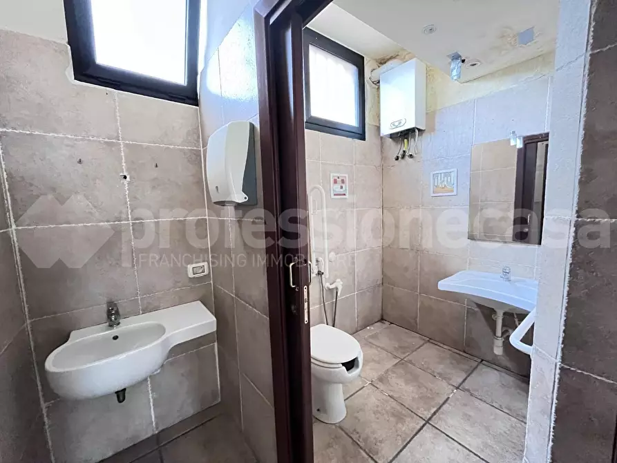 Immagine 19 di Locale commerciale in vendita  a Pisa