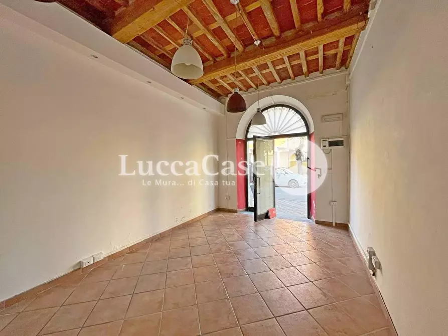 Immagine 1 di Negozio in affitto  a Lucca