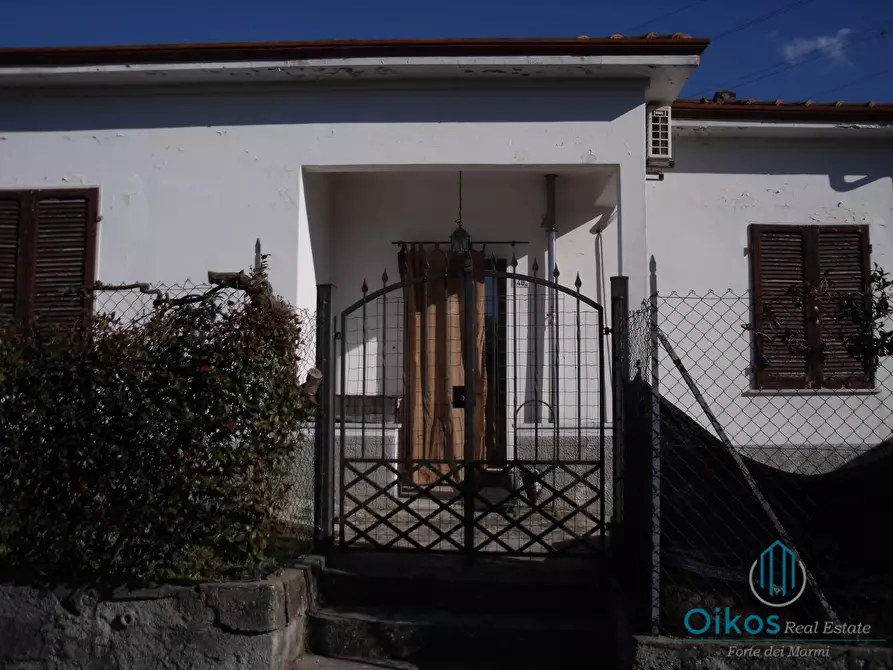 Immagine 2 di Casa indipendente in vendita  a Massa