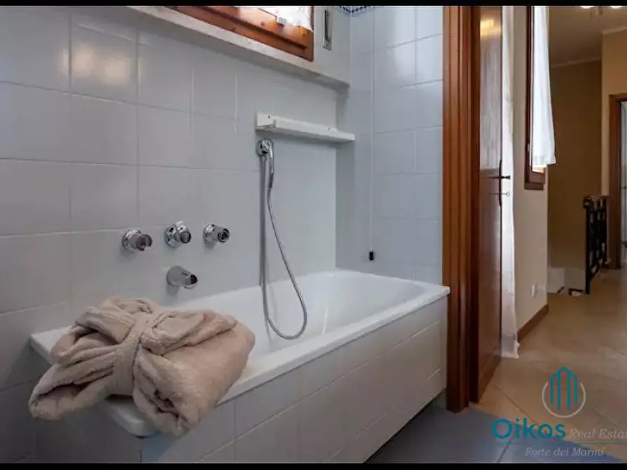 Immagine 36 di Casa indipendente in affitto  a Forte Dei Marmi