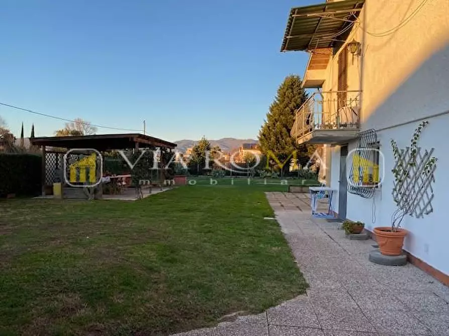 Immagine 37 di Villa in vendita  a Lucca