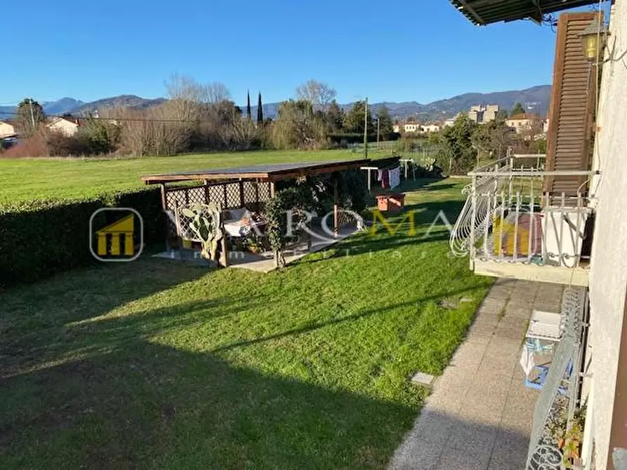 Immagine 11 di Villa in vendita  a Lucca