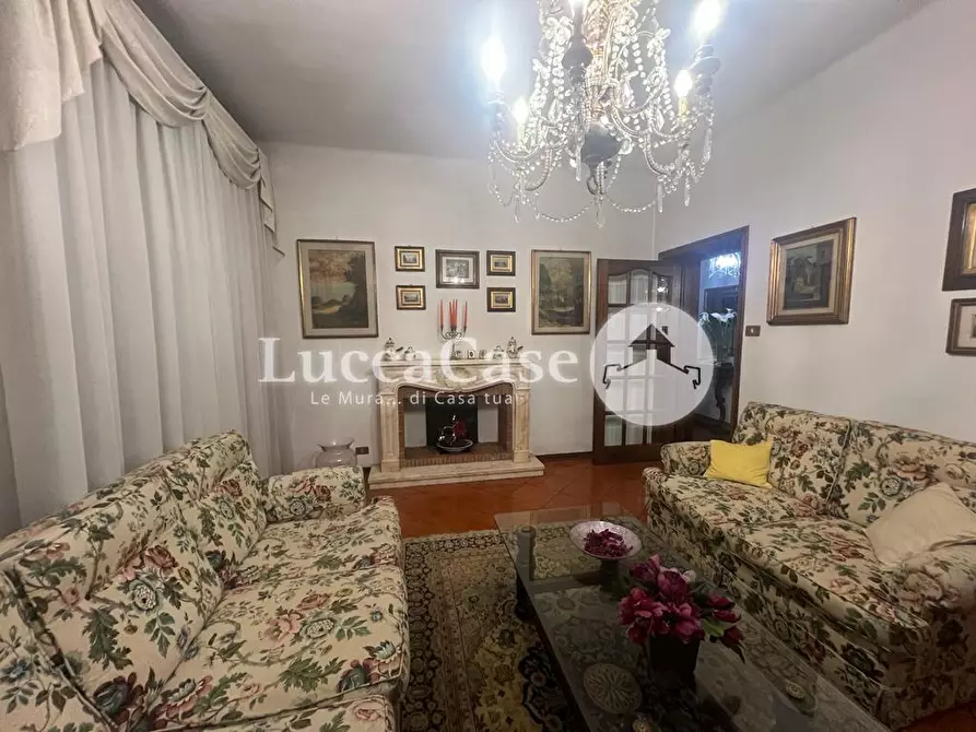 Immagine 1 di Casa bifamiliare in vendita  a Lucca