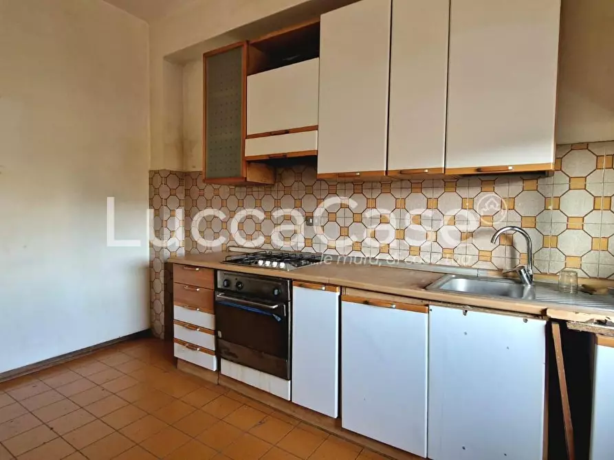 Immagine 2 di Appartamento in vendita  a Lucca