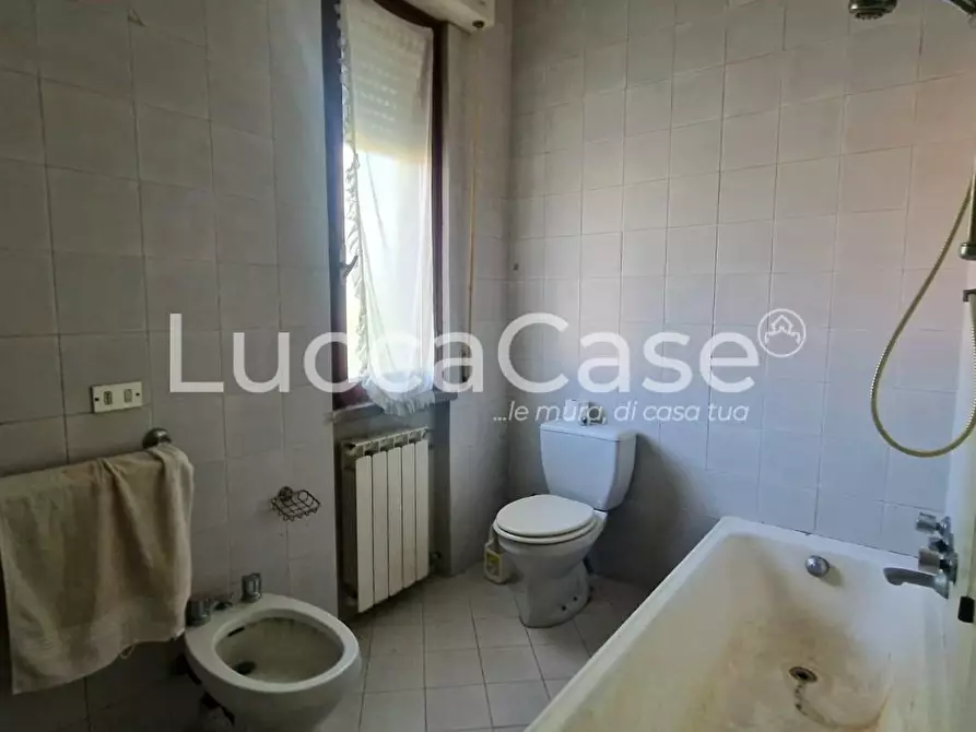 Immagine 16 di Appartamento in vendita  a Lucca