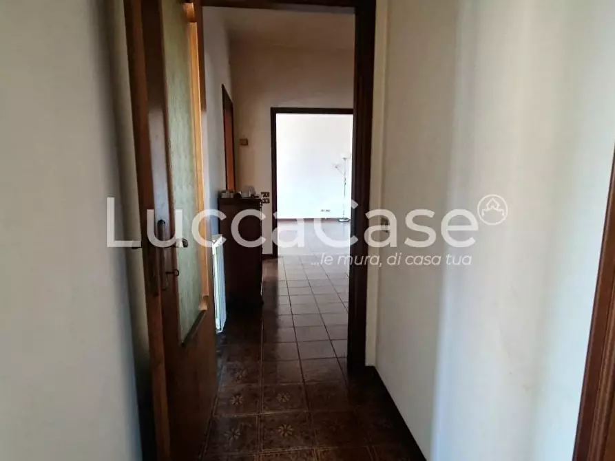 Immagine 17 di Appartamento in vendita  a Lucca