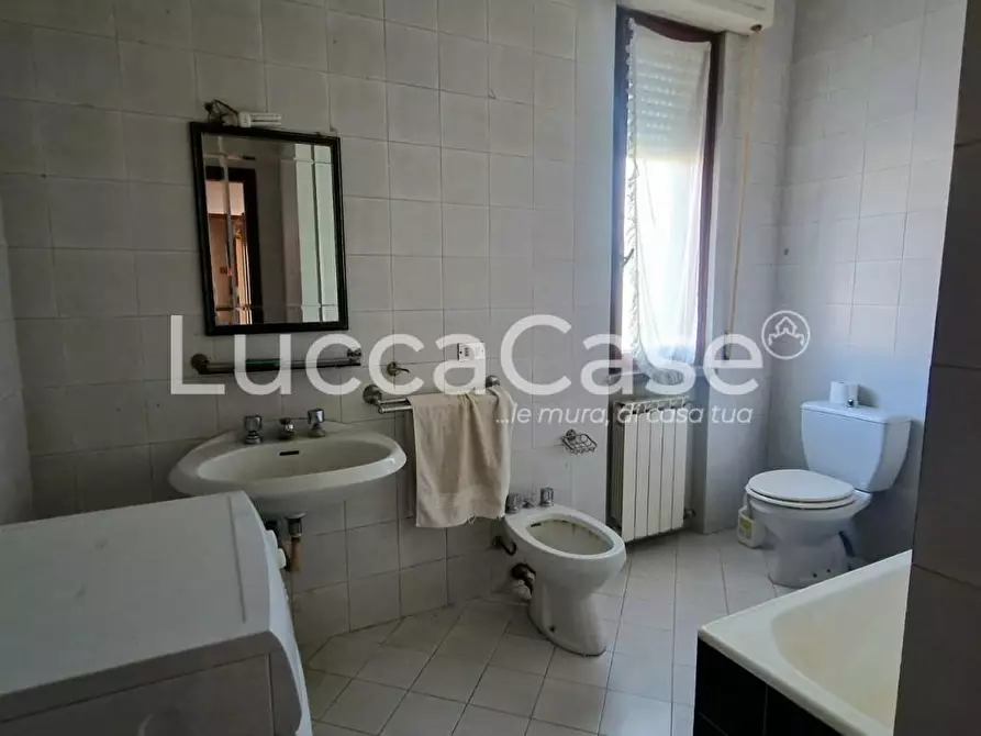 Immagine 15 di Appartamento in vendita  a Lucca