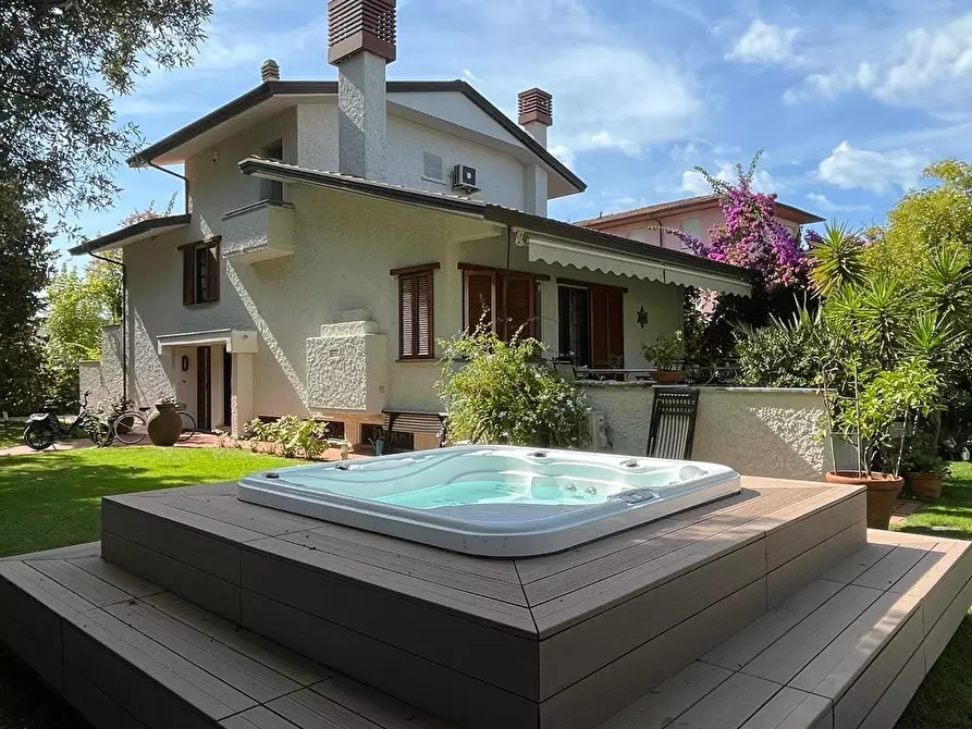 Immagine 39 di Villa in affitto  a Forte Dei Marmi