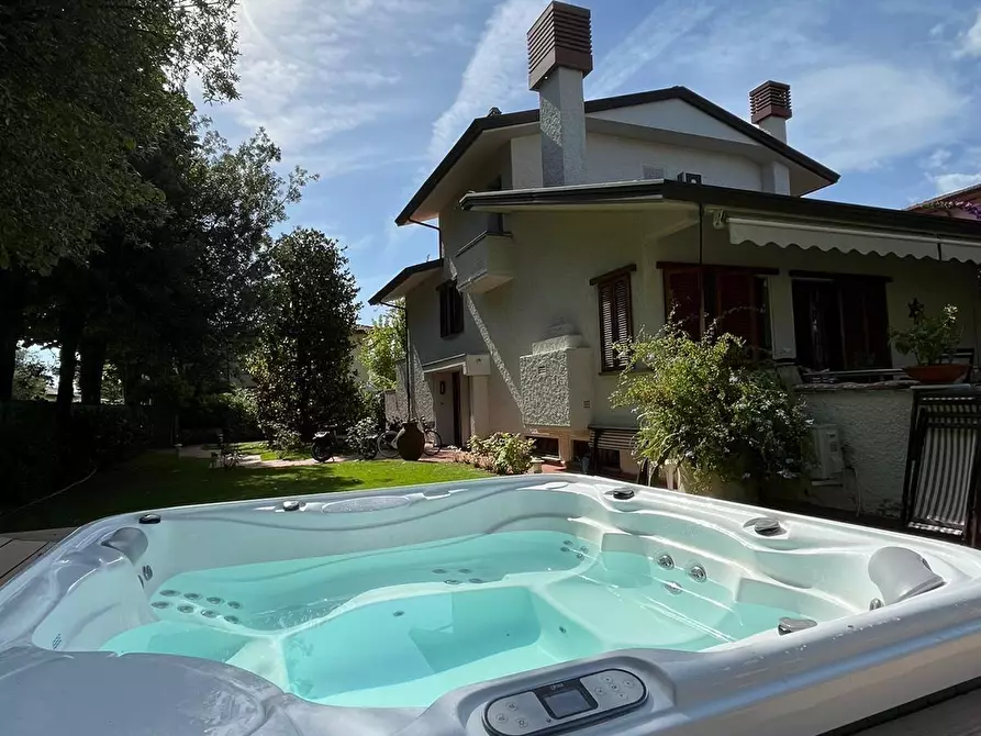 Immagine 37 di Villa in affitto  a Forte Dei Marmi