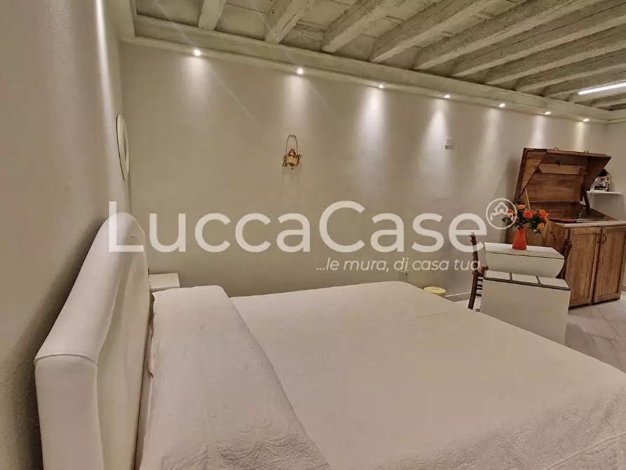 Immagine 2 di Appartamento in vendita  a Lucca