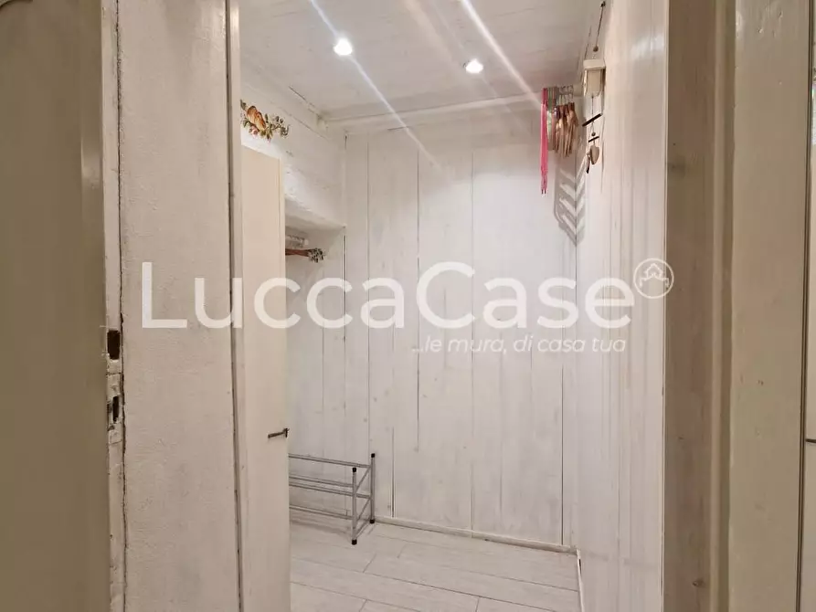 Immagine 10 di Appartamento in vendita  a Lucca