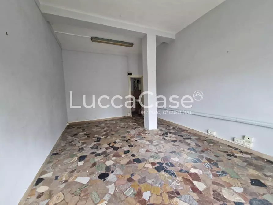 Immagine 1 di Negozio in affitto  a Lucca