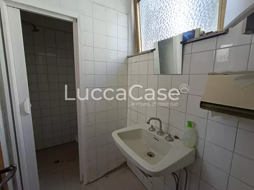 Immagine 12 di Laboratorio in affitto  a Lucca