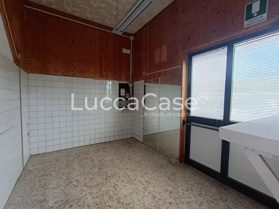 Immagine 9 di Laboratorio in affitto  a Lucca