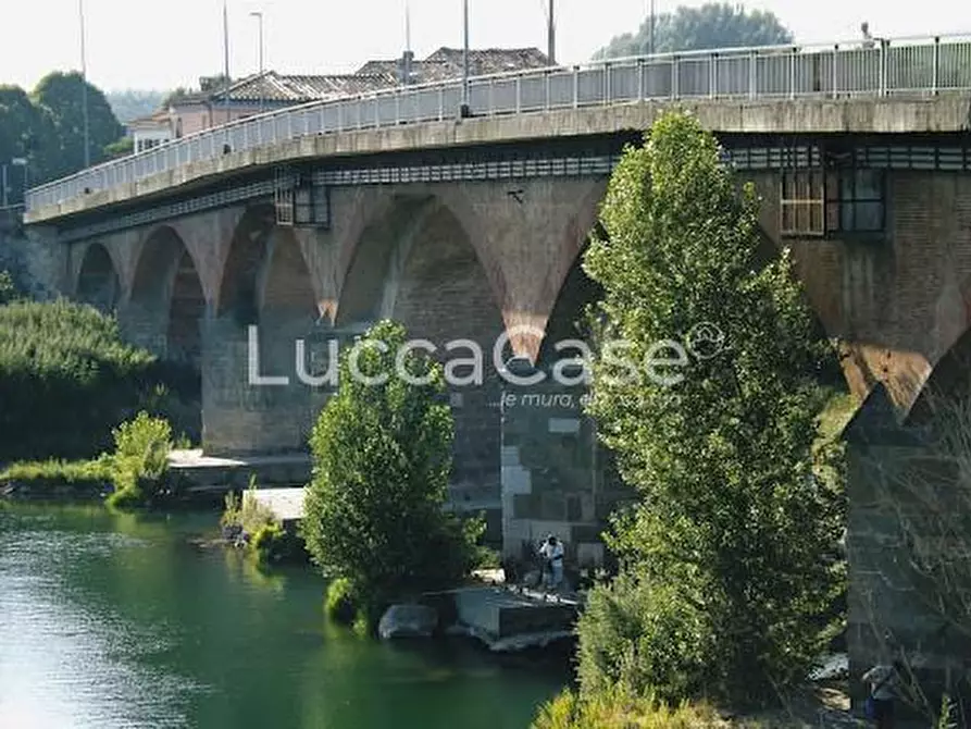 Immagine 11 di Laboratorio in affitto  a Lucca