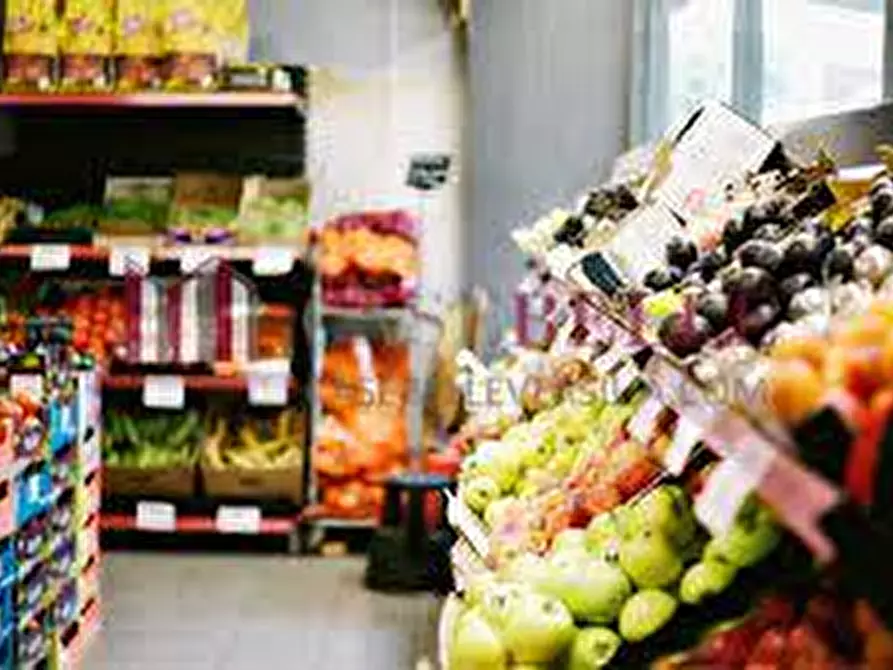 Immagine 3 di Attività commerciale in vendita  a Camaiore