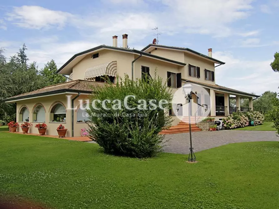 Immagine 1 di Villa in vendita  a Lucca