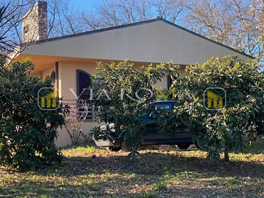 Immagine 1 di Villa in vendita  a Lucca