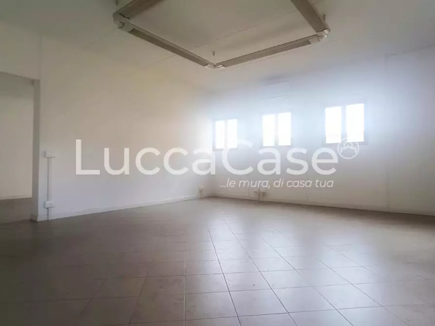 Immagine 12 di Capannone industriale in affitto  a Capannori