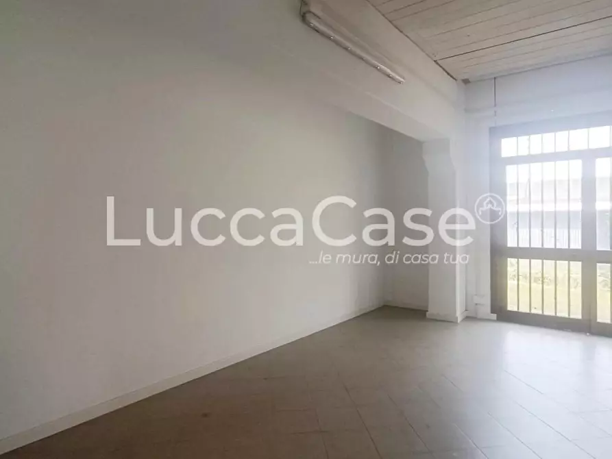 Immagine 10 di Capannone industriale in affitto  a Capannori