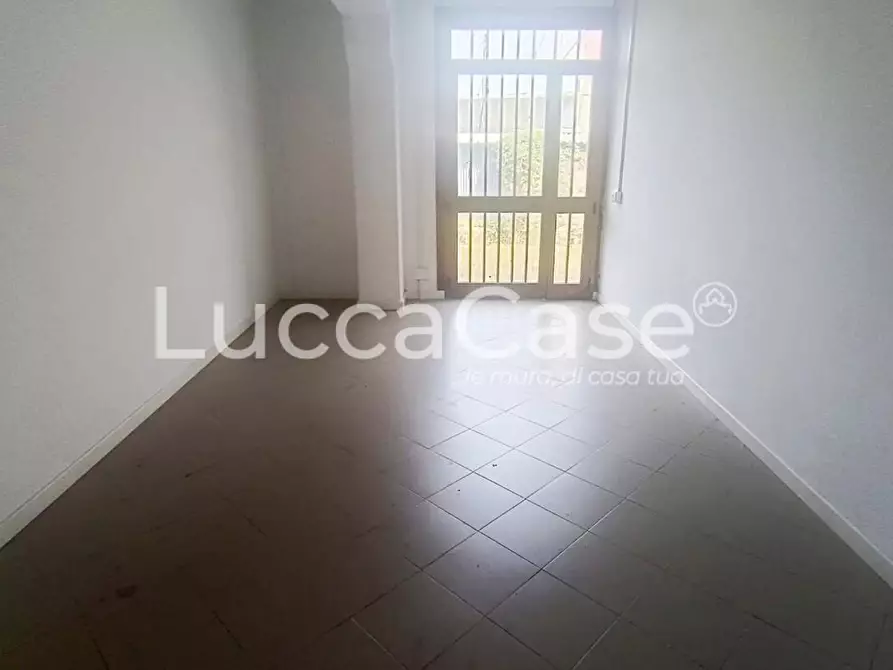 Immagine 6 di Capannone industriale in affitto  a Capannori