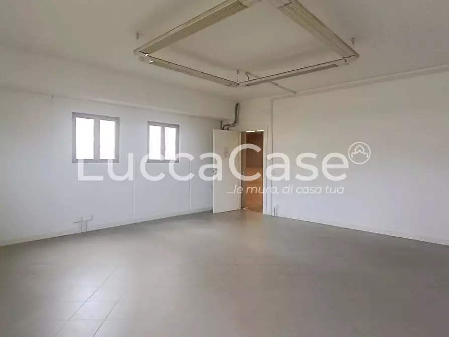 Immagine 9 di Capannone industriale in affitto  a Capannori