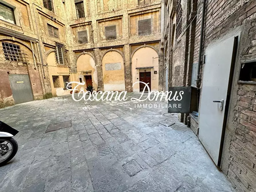 Immagine 2 di Appartamento in vendita  a Siena