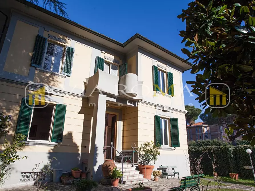Immagine 10 di Villa in vendita  a Lucca