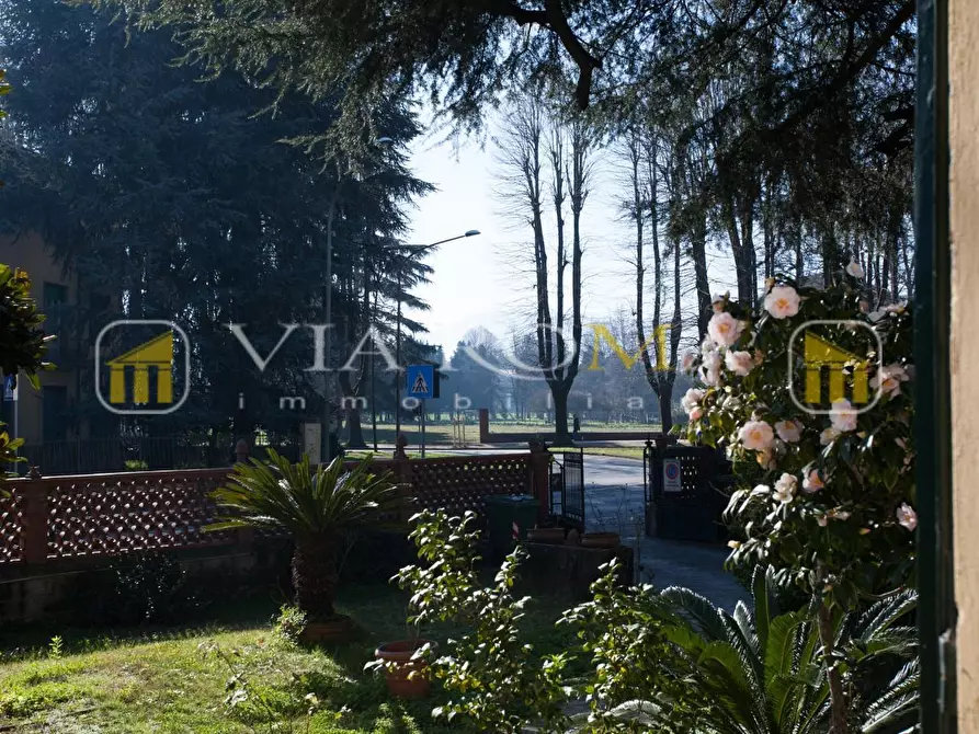 Immagine 5 di Villa in vendita  a Lucca