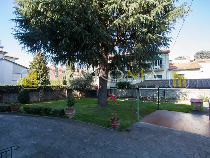 Immagine 8 di Villa in vendita  a Lucca