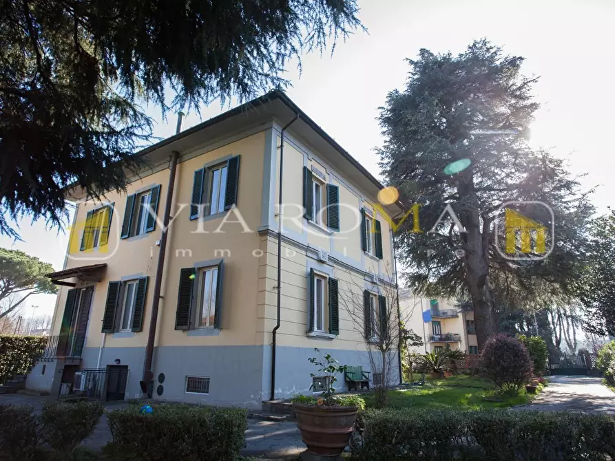 Immagine 1 di Villa in vendita  a Lucca