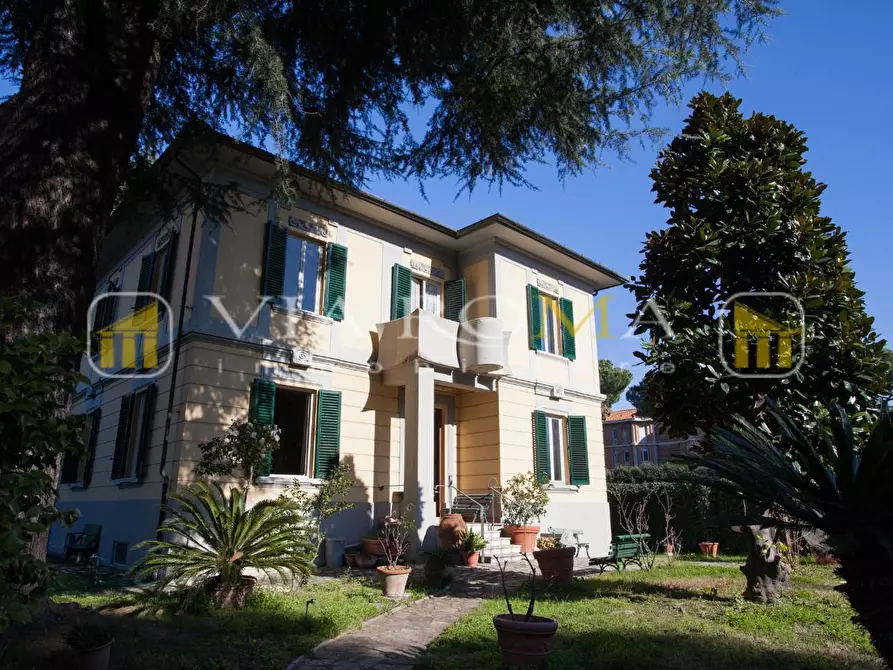 Immagine 13 di Villa in vendita  a Lucca