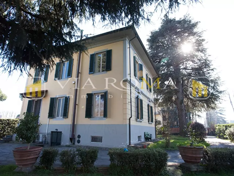 Immagine 2 di Villa in vendita  a Lucca