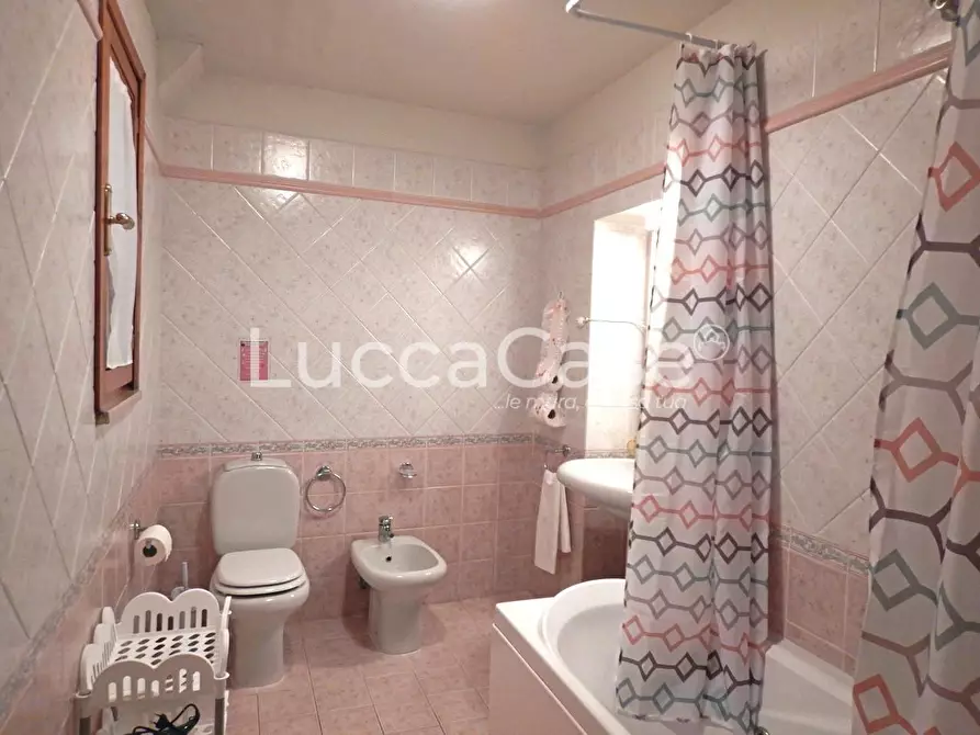 Immagine 8 di Appartamento in vendita  a Lucca