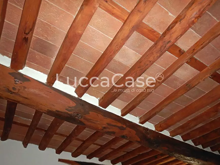 Immagine 10 di Appartamento in vendita  a Lucca