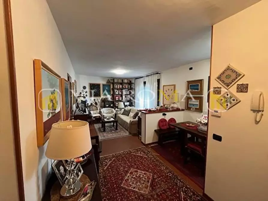 Immagine 5 di Appartamento in vendita  a Lucca