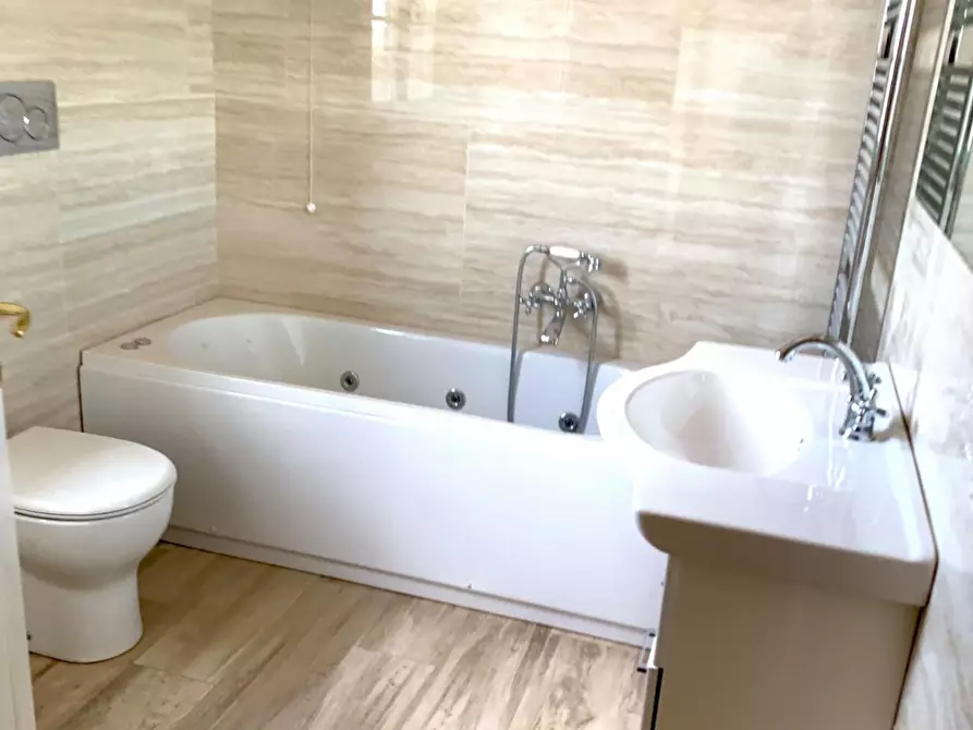 Immagine 22 di Casa colonica in vendita  a Pietrasanta