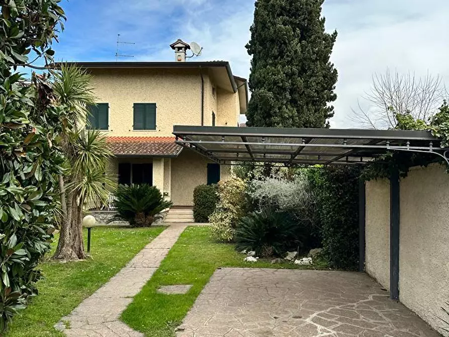 Immagine 2 di Villa in affitto  a Montignoso