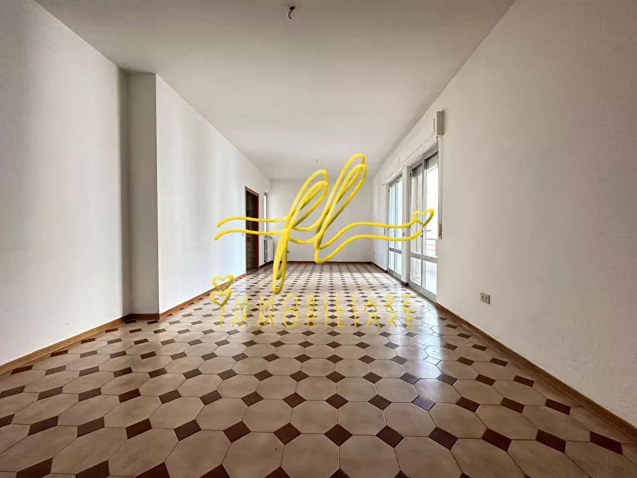 Immagine 2 di Appartamento in vendita  a Cecina