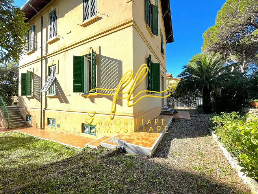 Immagine 5 di Villa in vendita  a Livorno