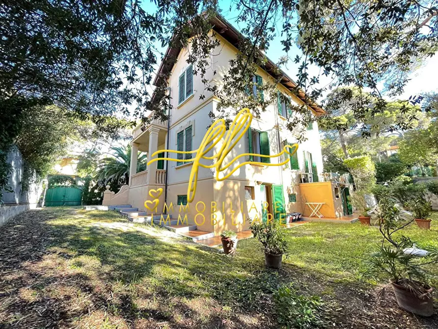 Immagine 3 di Villa in vendita  a Livorno