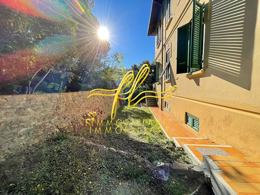 Immagine 9 di Villa in vendita  a Livorno