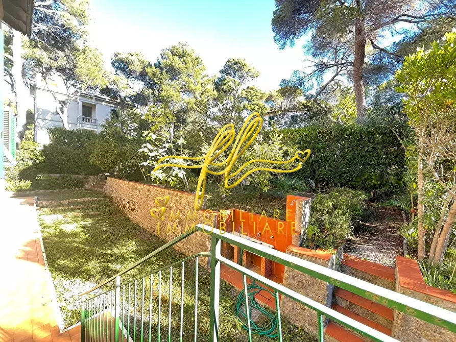 Immagine 30 di Villa in vendita  a Livorno