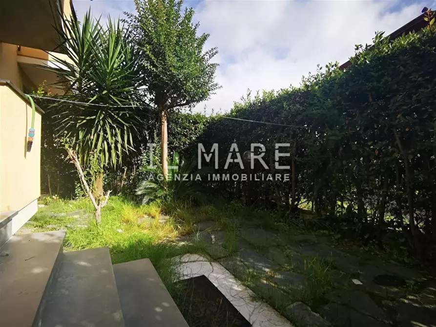 Immagine 2 di Appartamento in vendita  a Massa